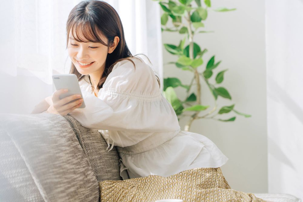 スマホを見る女性