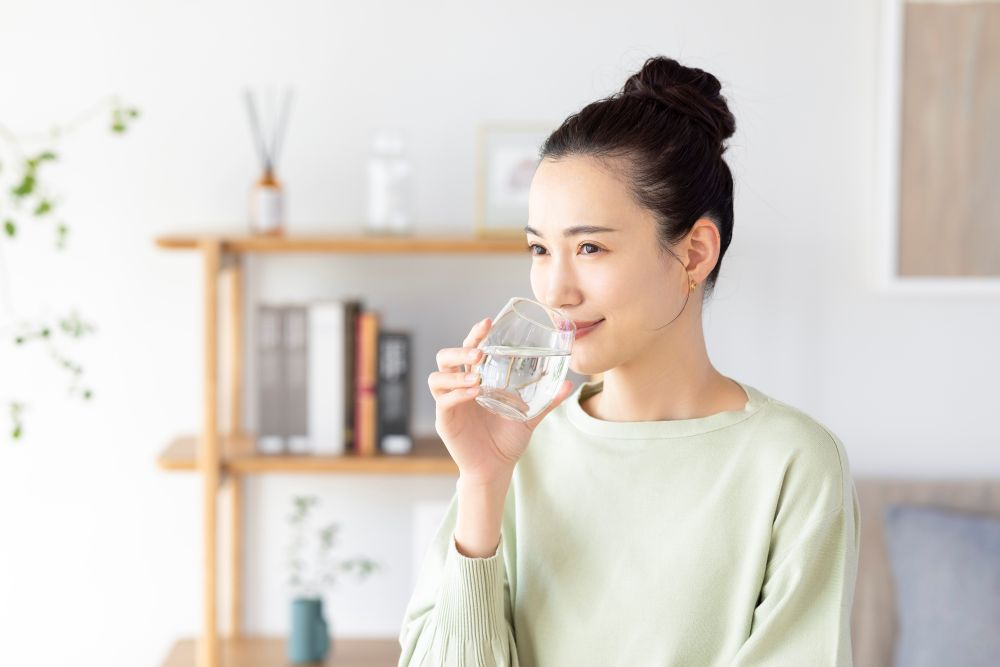 水を飲む女性