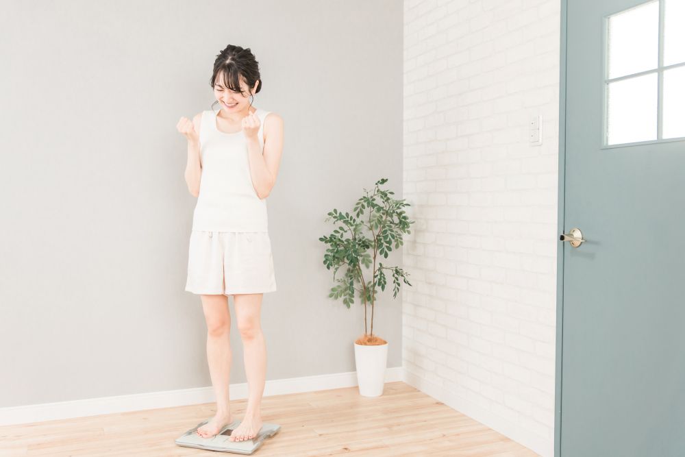 体重計に乗る女性