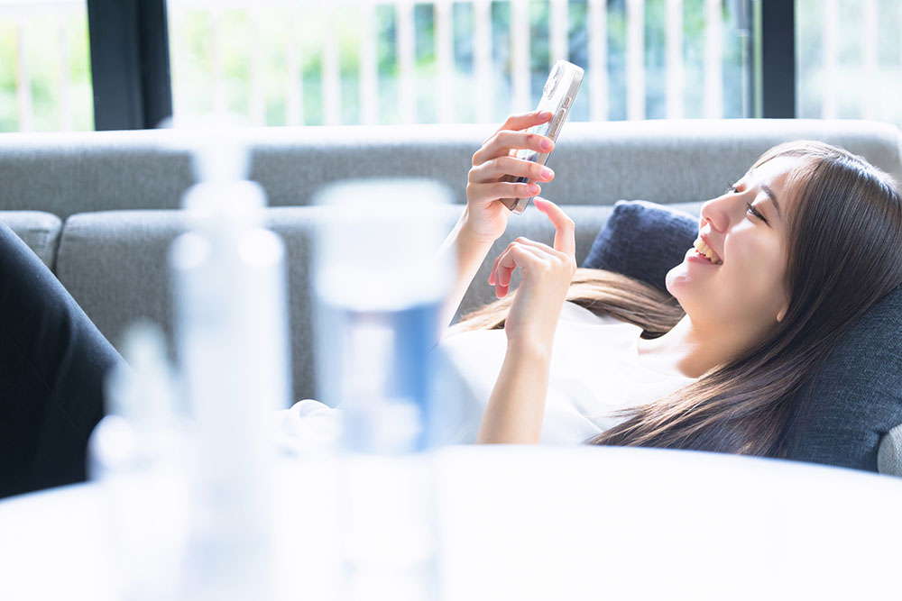 寝ながらスマホ