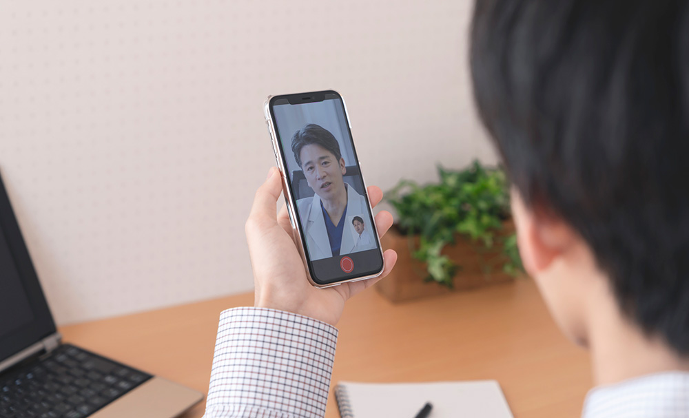 スマホで医師に相談する男性