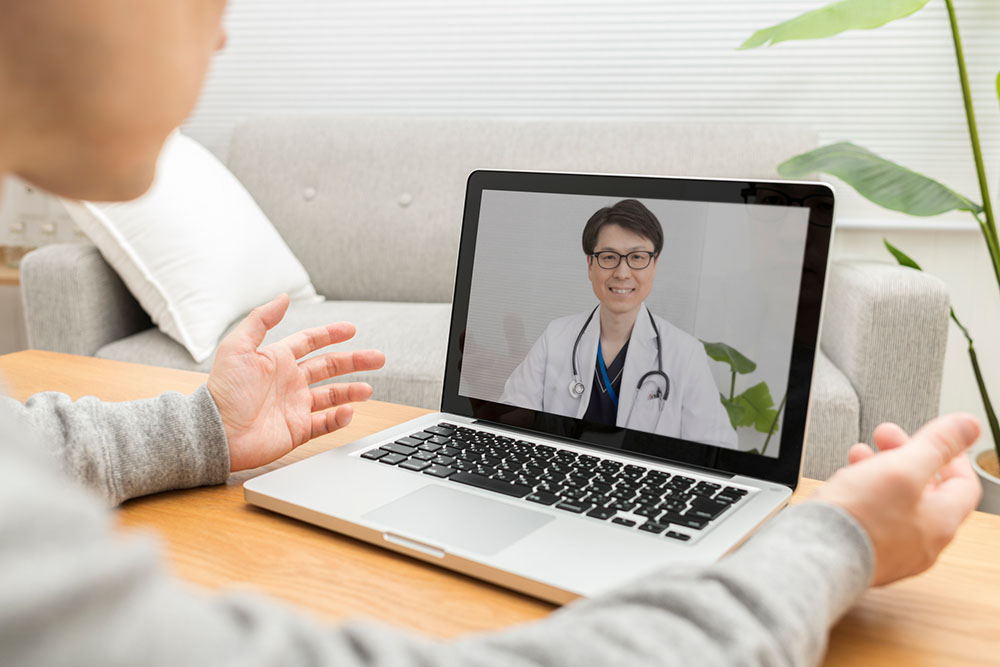 PCでオンライン診療を受ける男性