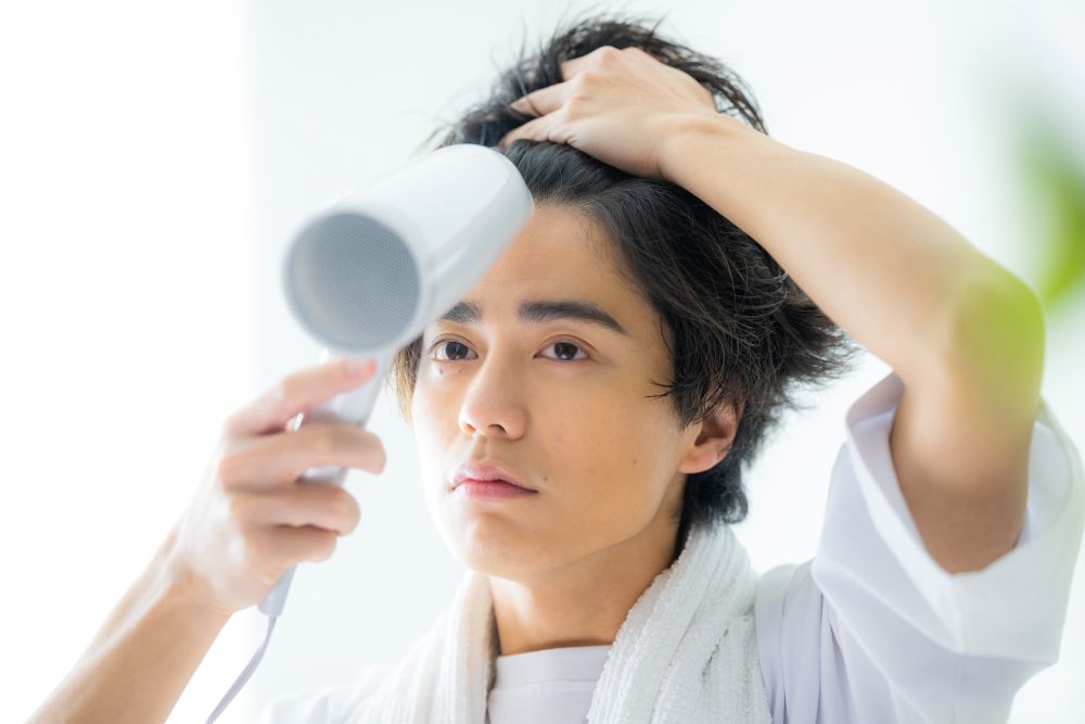 ドライヤーをする男性