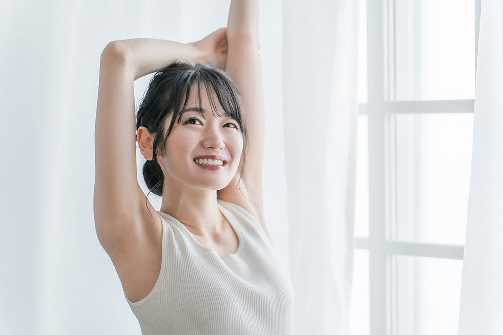 カーテンの前の女性