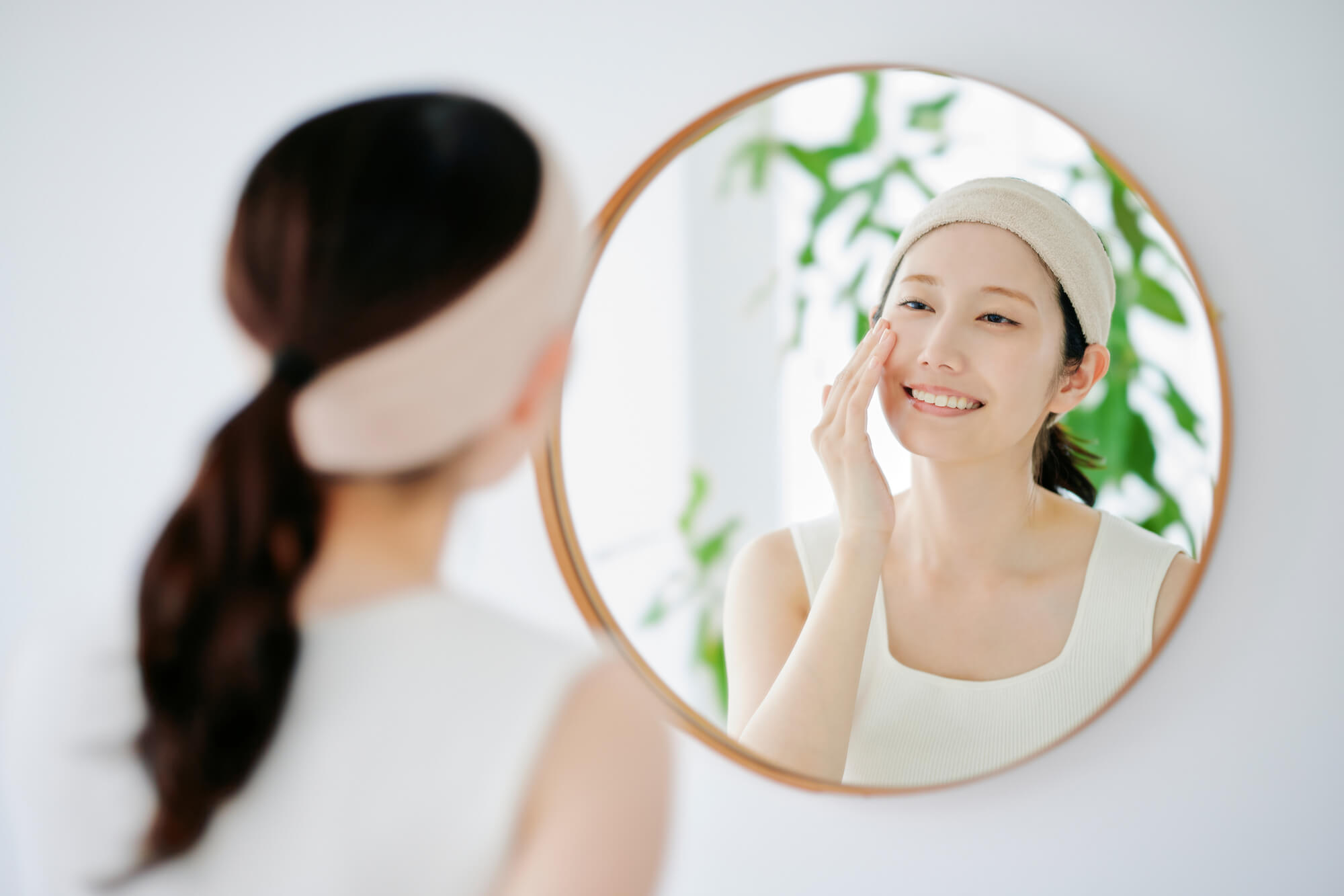 鏡を見る女性