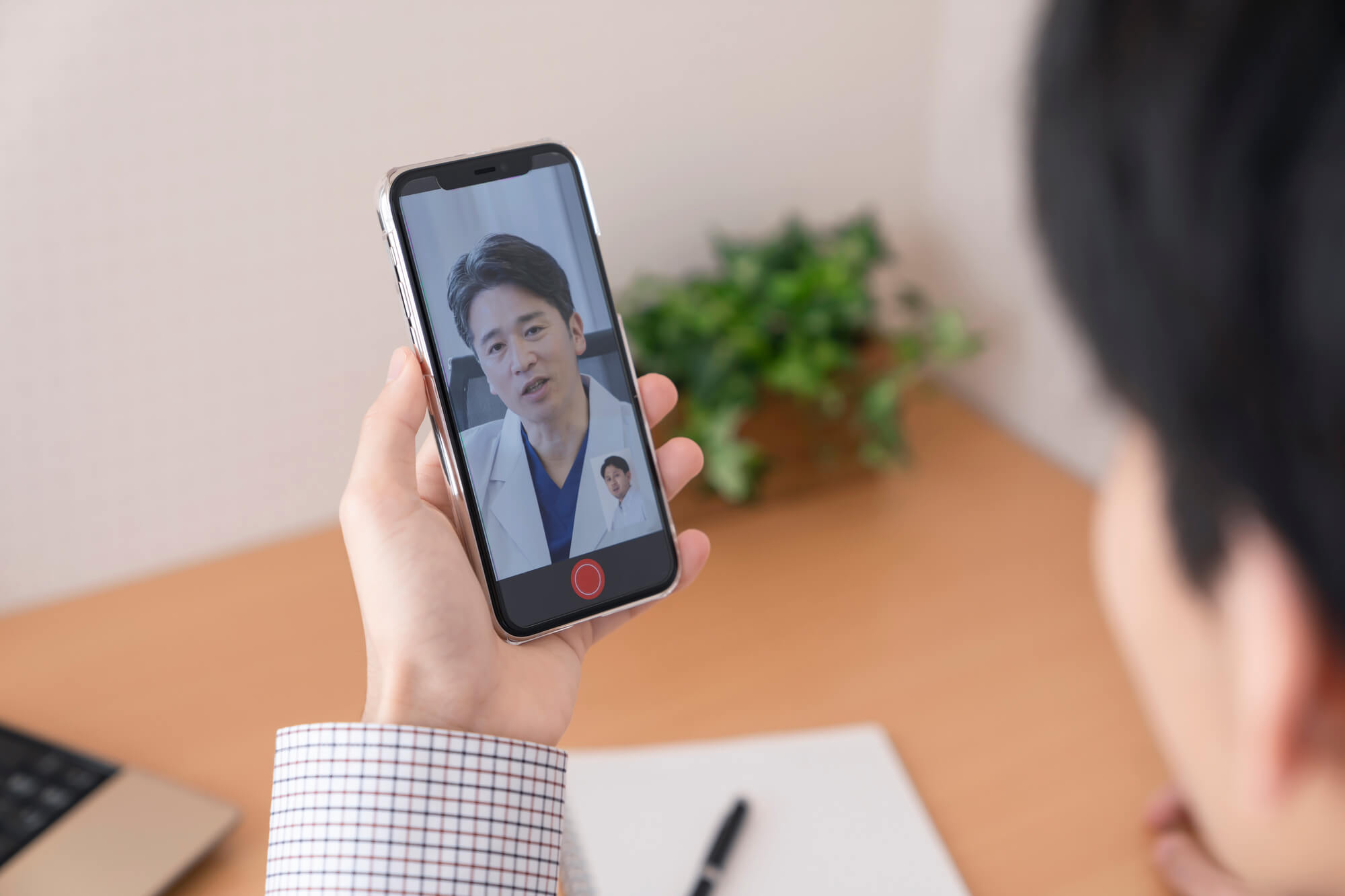 オンライン診療を受ける男性