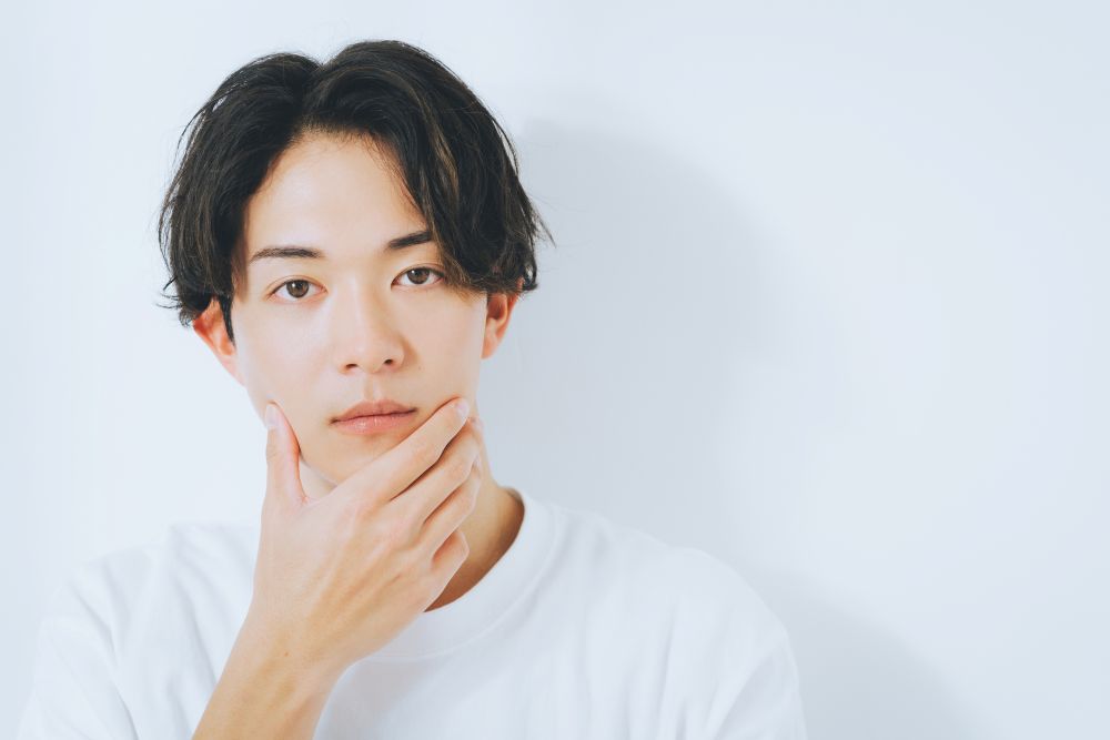 正面を向く男性