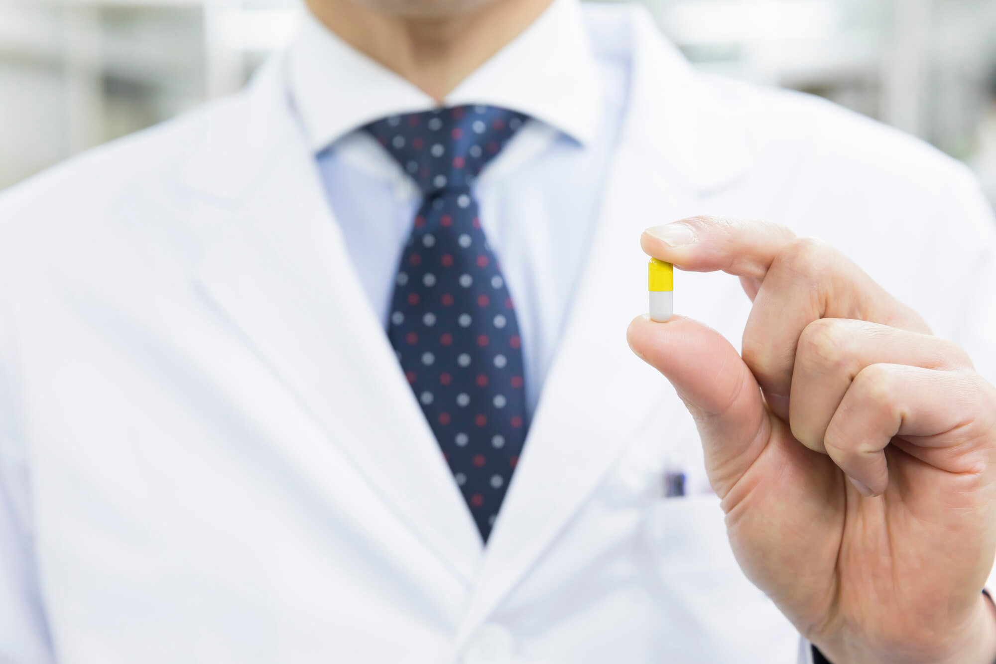 薬をもつ男性医師