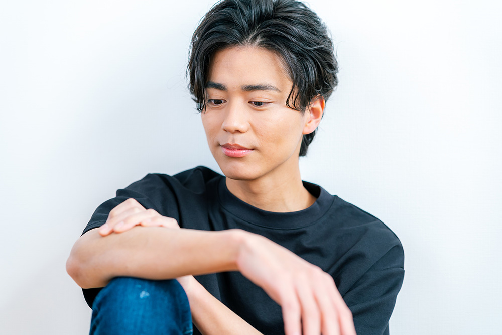 腕を気にする男性