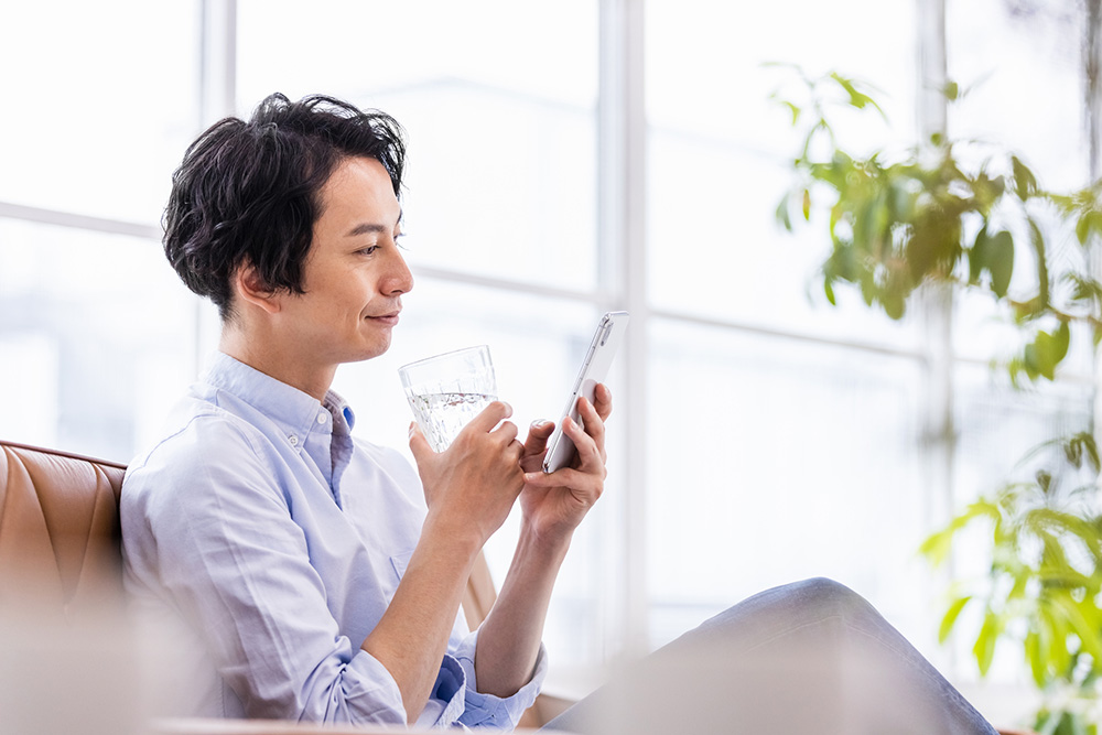 男性がスマホを見て安どしている