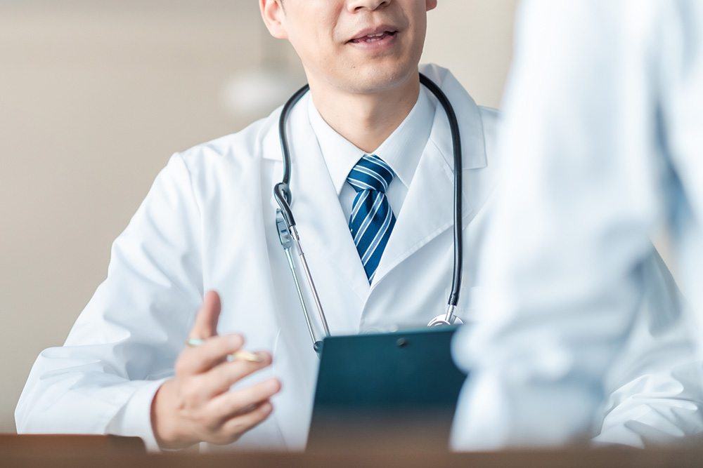 男性医師による問診の様子
