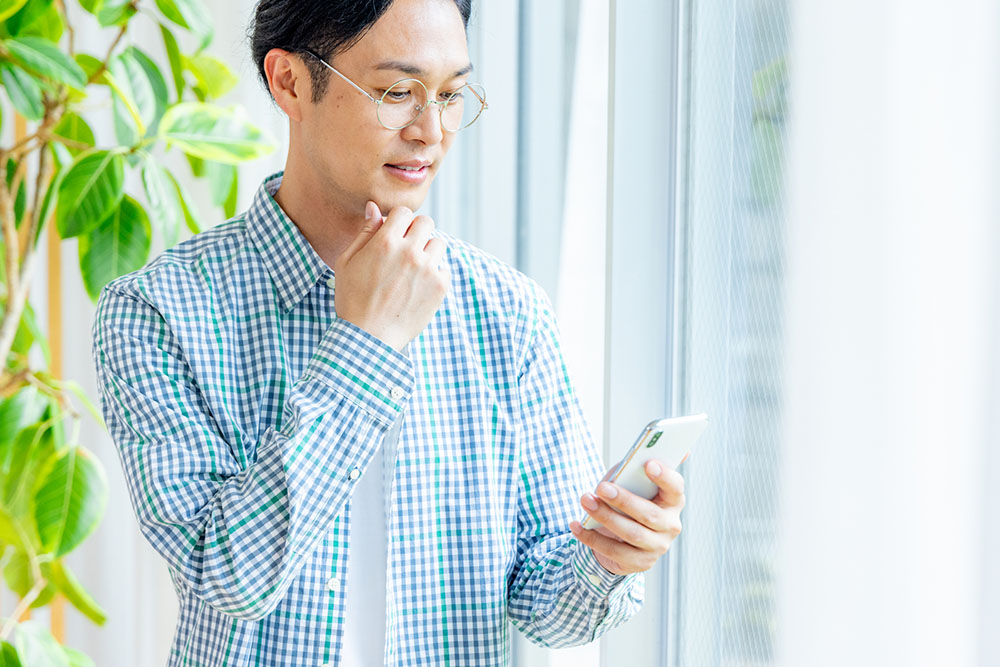 スマートフォンを見る男性
