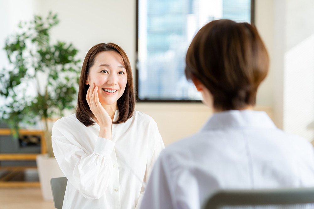 女性がカウンセリングをうけて笑顔になる様子