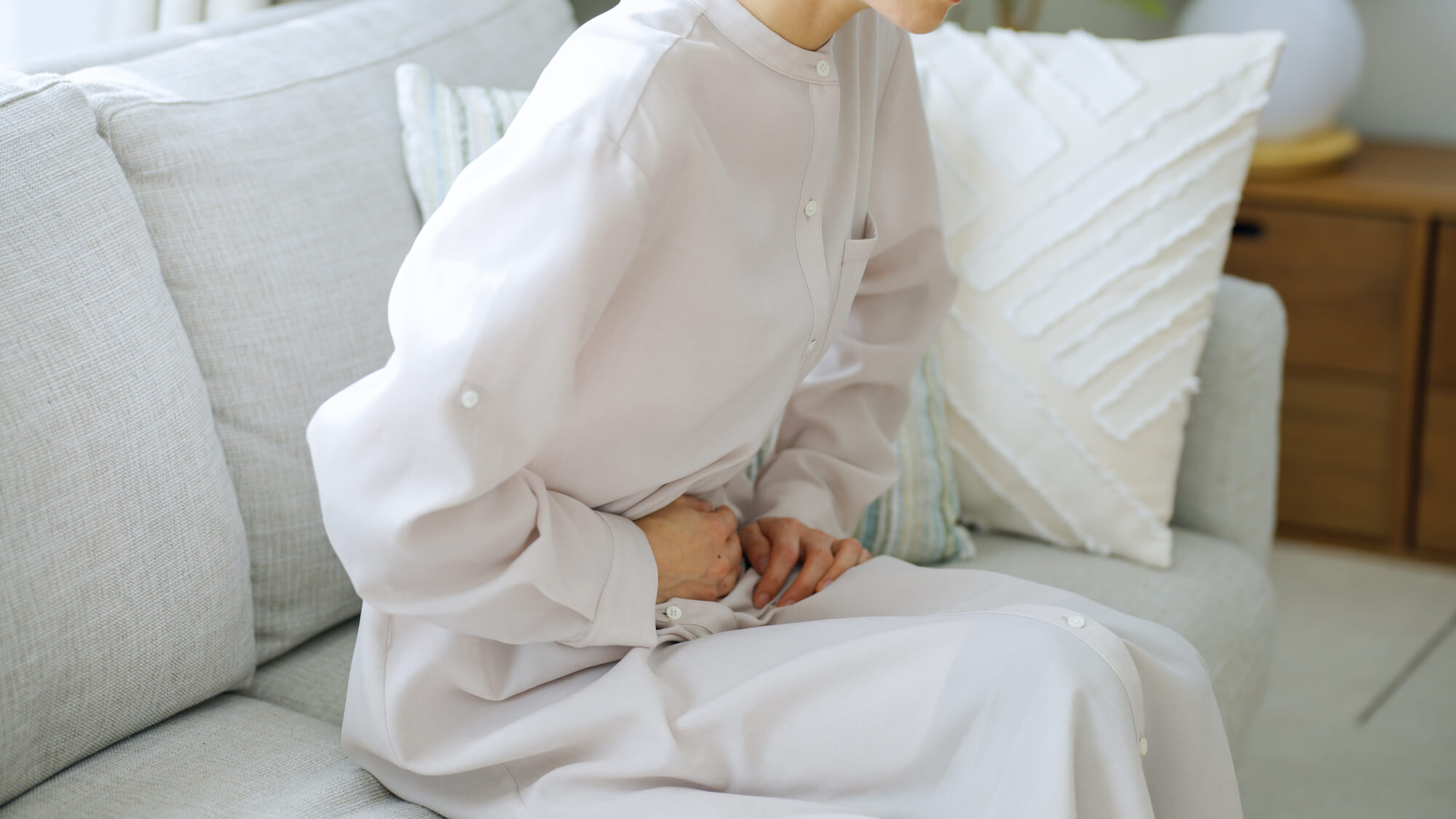 腹痛がある女性