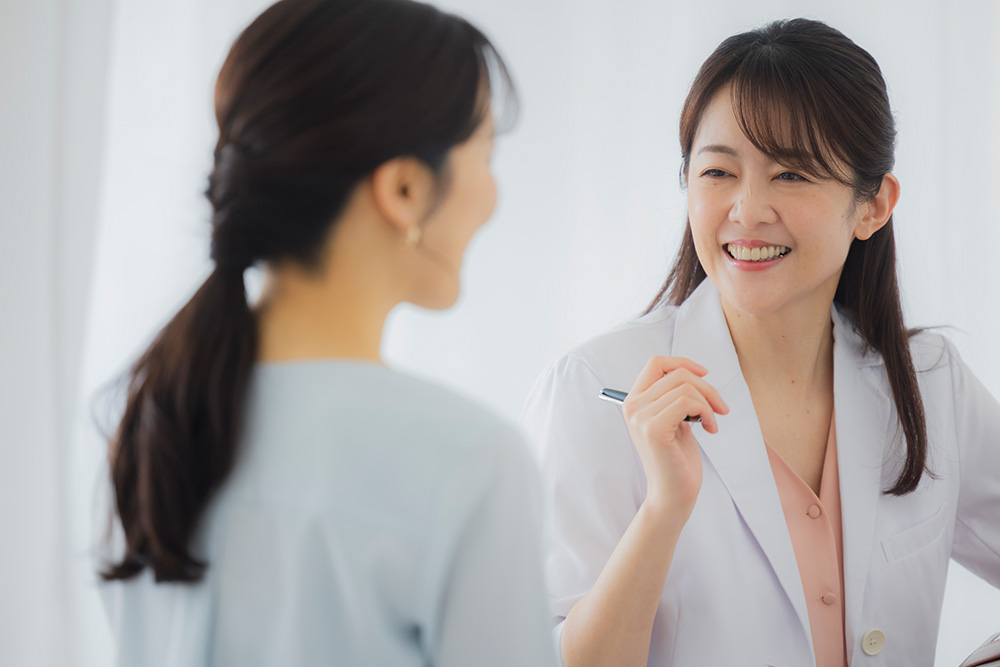女性医師が笑顔で診察中