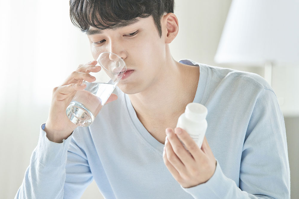 男性が薬を見て悩む様子