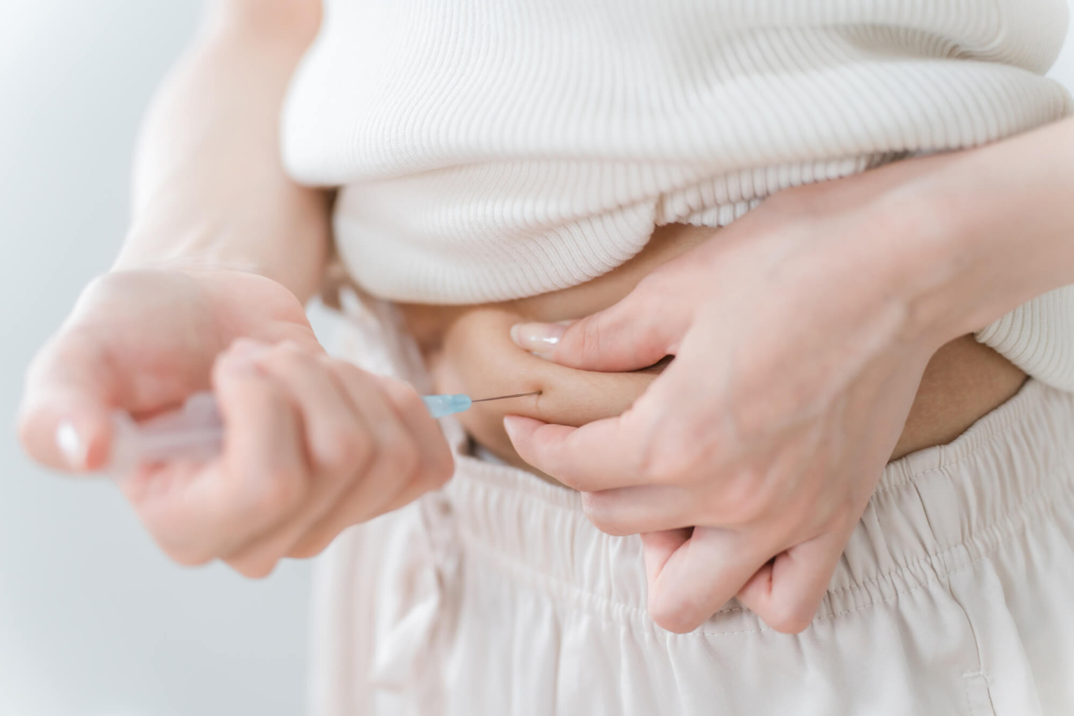 自己注射をする女性