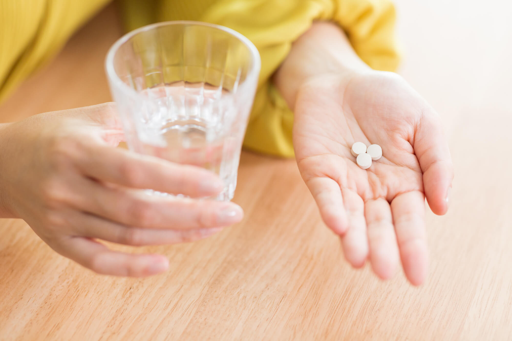 薬をもつ女性の手